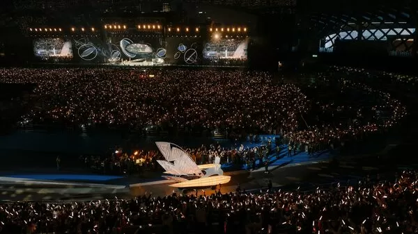 ▲▼林憶蓮乘坐緩緩行進的「飛船」花車繞場。(圖/索尼音樂提供)