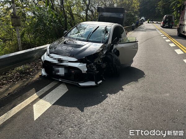 ▲北宜公路嚴重車禍,紅牌重機過彎跨雙黃線撞小客車,騎士命危送醫搶救中。(圖/記者陳以昇翻攝,下同)