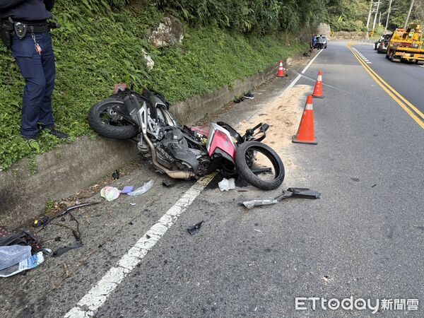 ▲北宜公路嚴重車禍,紅牌重機過彎跨雙黃線撞小客車,騎士命危送醫搶救中。(圖/記者陳以昇翻攝,下同)