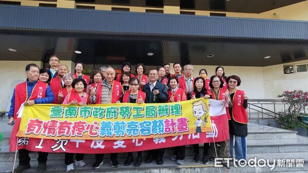 ▲台南市勞工局結合美髮工會走進新都養護所,為長輩提供義剪服務,送上溫暖關懷。(記者林東良翻攝,下同)