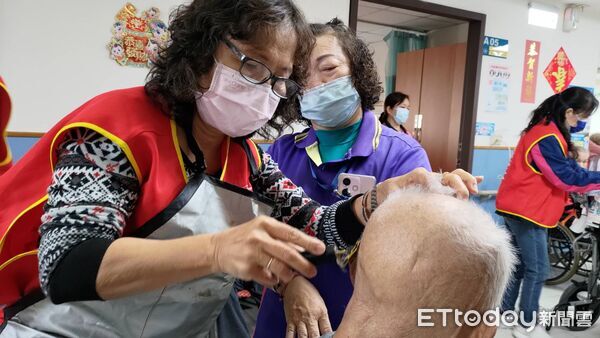 ▲台南市勞工局結合美髮工會走進新都養護所,為長輩提供義剪服務,送上溫暖關懷。(記者林東良翻攝,下同)