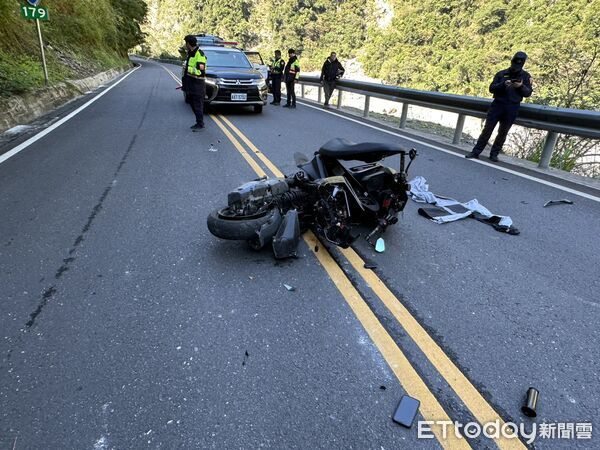 ▲陳姓男大生騎機車疑似過彎失控自撞路邊護欄後人墜落10米????邊坡。(圖/民眾提供,下同)