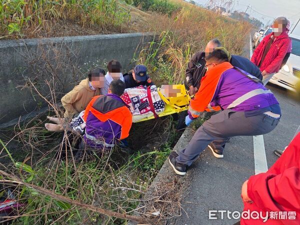▲▼ 【迷途失智翁掉深溝 布袋警巡邏即刻救援】 。(圖/布袋分局提供)