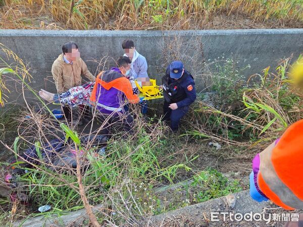 ▲▼ 【迷途失智翁掉深溝 布袋警巡邏即刻救援】 。(圖/布袋分局提供)