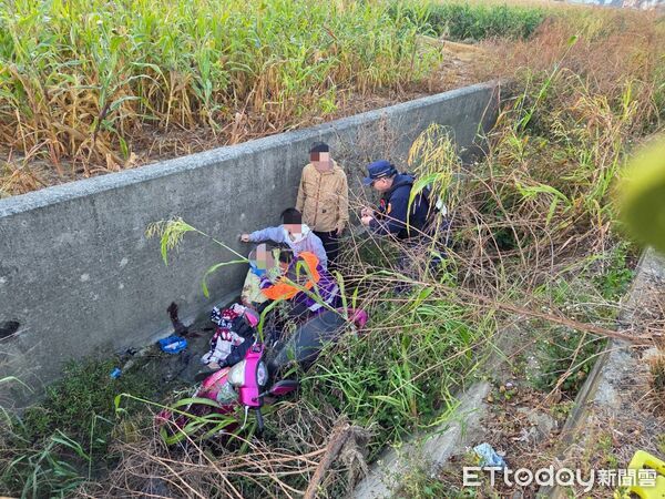 ▲▼ 【迷途失智翁掉深溝 布袋警巡邏即刻救援】 。(圖/布袋分局提供)