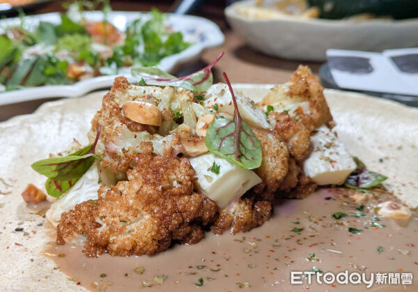 ▲台中新開幕餐廳「所SUO」揉合台式靈魂 花雕豬、烏魚子入麵。(圖/記者黃士原攝)