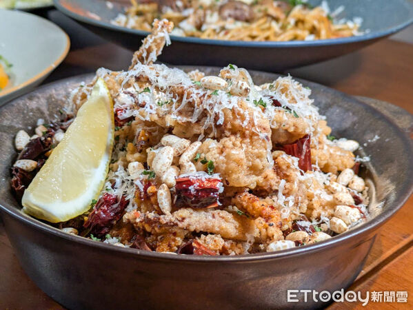 ▲台中新開幕餐廳「所SUO」揉合台式靈魂 花雕豬、烏魚子入麵。(圖/記者黃士原攝)