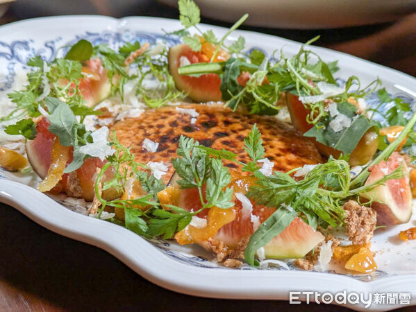 ▲台中新開幕餐廳「所SUO」揉合台式靈魂 花雕豬、烏魚子入麵。(圖/記者黃士原攝)