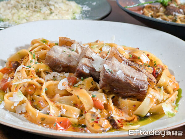 ▲台中新開幕餐廳「所SUO」揉合台式靈魂 花雕豬、烏魚子入麵。(圖/記者黃士原攝)