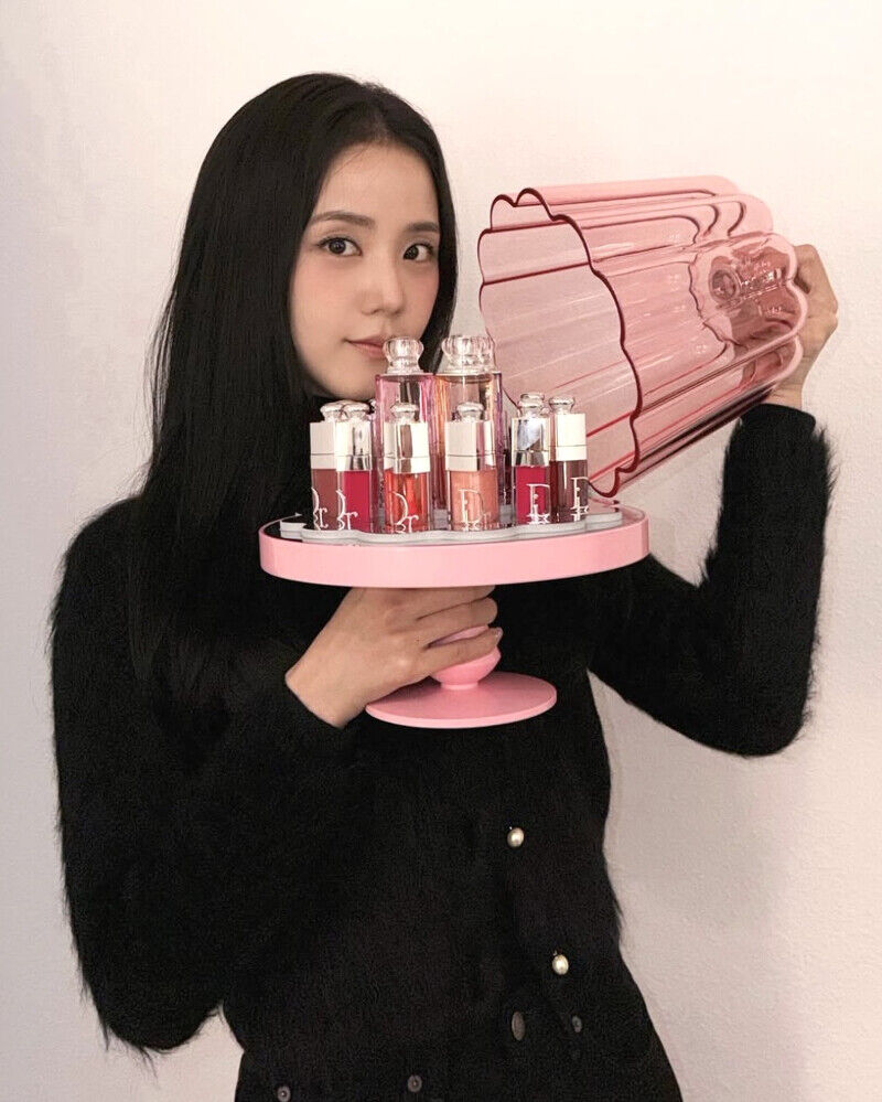 Dior Addict 癮誘系列美瘋了!讓 Jisoo 也愛不釋手的粉漾水光潤唇釉,小公主最愛的色號是這支