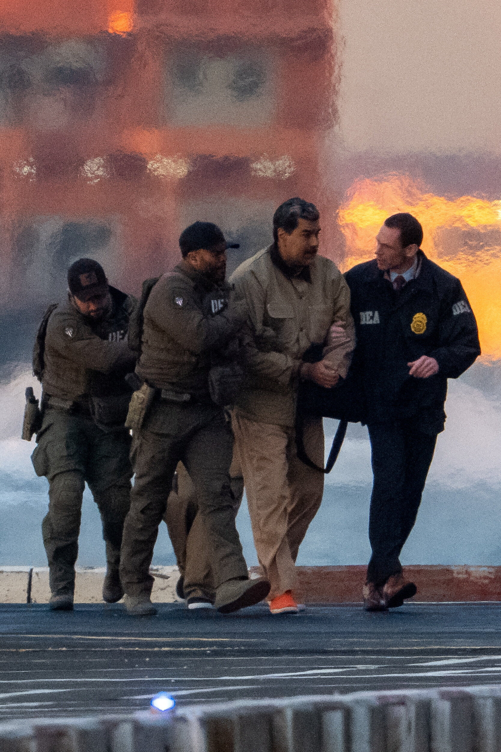 ▲▼委內瑞拉總統馬杜洛Nicolas Maduro(中)穿棕色囚衣。(圖/路透社)