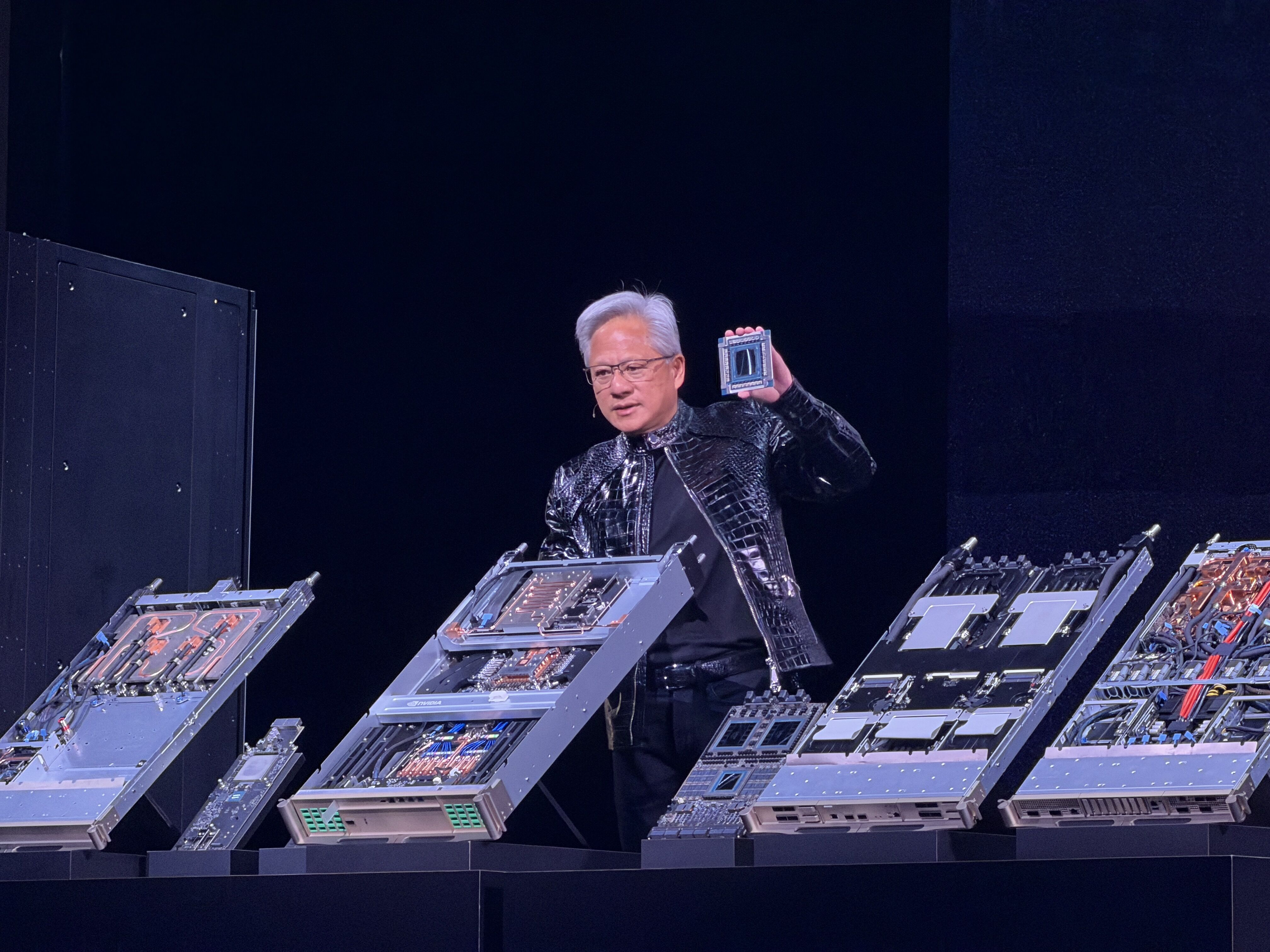 ▲▼黃仁勳CES秀Rubin家族六大晶片。(圖/記者高兆麟攝)