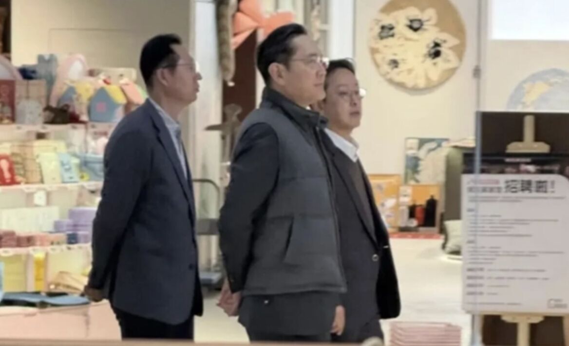 ▲三星電子會長李在鎔逛北京商場。(圖/翻攝微博)