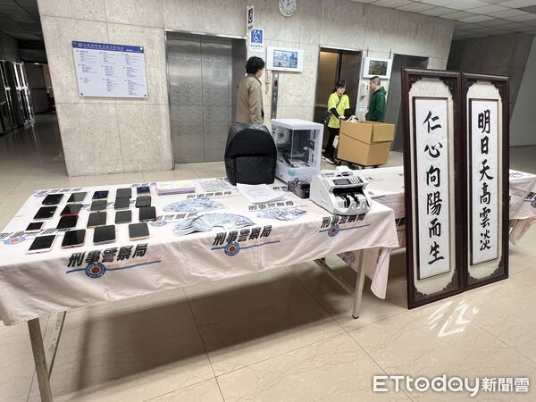 ▲刑事局破獲竹聯幫南興會操盤假交友詐團,起獲贓款犯罪工具和黑幫匾額。(圖/記者張君豪翻攝)