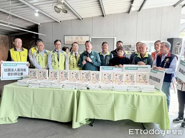 ▲台灣省會計師公會與立委王定宇連續11年舉辦贈米活動,5日在仁德中洲老人共餐據點溫馨登場。(記者林東良翻攝)