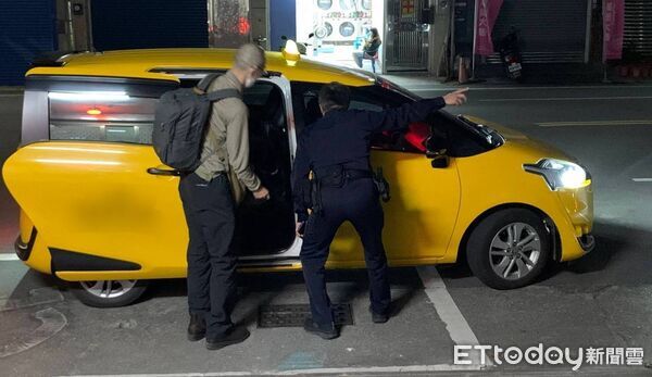 ▲台東池上警助日籍旅客平安入住度假村。(圖/記者楊晨東翻攝)