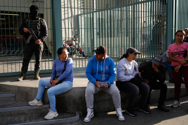 ▲▼委內瑞拉首都卡拉卡斯(Caracas)超市外排起長長人龍,人們囤購儲備基本物資。(圖/達志影像/美聯社)