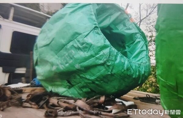 ▲黃姓男子駕駛營半聯行經國道1號南向中壢路段,因前方車流回堵急煞車,導致所載運的4個鐵線圈由車斗掉落。(圖/國道警方提供)