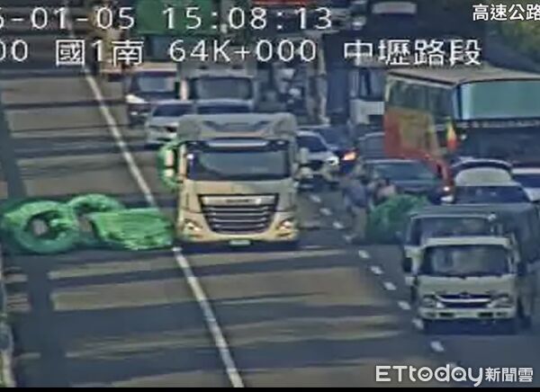 ▲黃姓男子駕駛營半聯行經國道1號南向中壢路段,因前方車流回堵急煞車,導致所載運的4個鐵線圈由車斗掉落。(圖/國道警方提供)