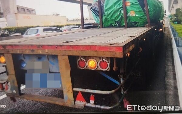 ▲其中一個砸中鄭姓女子駕駛的小客車右側車身。(圖/國道警方提供)