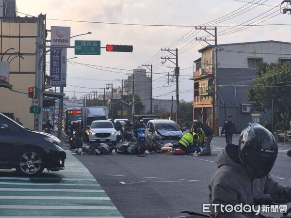 ▲▼宛如保齡球!桃園6機車停等紅燈 慘遭後方轎車撞飛。(圖/記者楊熾興翻攝)