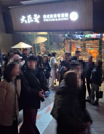 獨家/蔡依林大巨蛋最強後援曝光 70歲蔡媽現身力挺粉絲搶合照宛如小型見面會