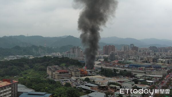 ▲新北中和民享街鐵皮倉庫火警。(圖/記者陸運陞翻攝)