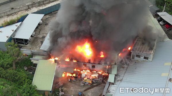 ▲新北中和民享街鐵皮倉庫火警。(圖/記者陸運陞翻攝)