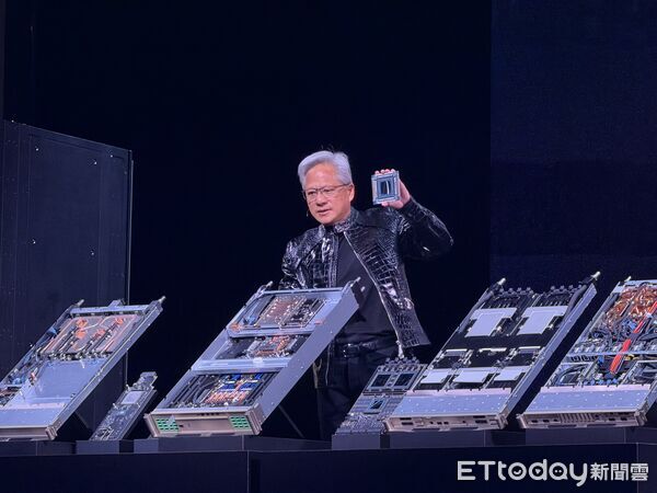▲黃仁勳CES秀Rubin家族六大晶片。(圖/記者高兆麟攝)