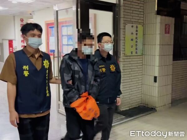 ▲台南市刑大查獲外型酷似智慧型手機的摺疊式改造手槍,偽裝性極高。(記者林東良翻攝,下同)