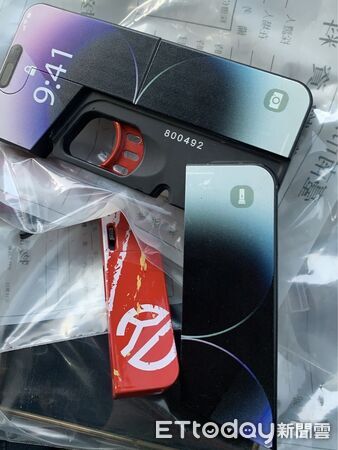 ▲台南市刑大查獲外型酷似智慧型手機的摺疊式改造手槍,偽裝性極高。(記者林東良翻攝,下同)