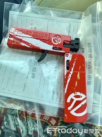 ▲台南市刑大查獲外型酷似智慧型手機的摺疊式改造手槍,偽裝性極高。(記者林東良翻攝,下同)