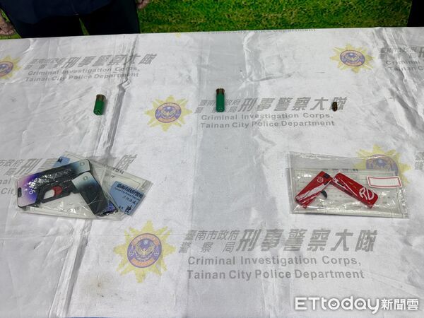 ▲台南市刑大查獲外型酷似智慧型手機的摺疊式改造手槍,偽裝性極高。(記者林東良翻攝,下同)
