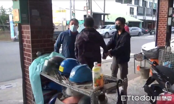 ▲台南市刑大查獲外型酷似智慧型手機的摺疊式改造手槍,偽裝性極高。(記者林東良翻攝,下同)