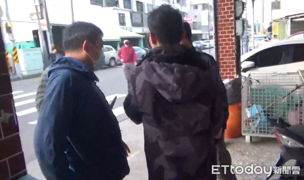 ▲台南市刑大查獲外型酷似智慧型手機的摺疊式改造手槍,偽裝性極高。(記者林東良翻攝,下同)