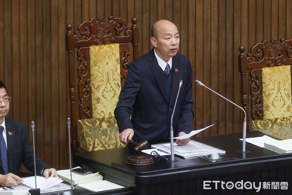 ▲韓國瑜敲槌,「外送平台管理暨從業人員權益保障法」制訂通過。(圖/記者林敬旻攝)