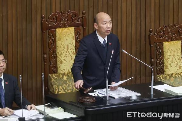 ▲韓國瑜敲槌,「外送平台管理暨從業人員權益保障法」制訂通過。(圖/記者林敬旻攝)