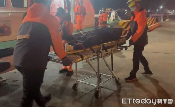 ▲印尼籍漁工在漁船上腳指斷裂,巡防艇協助接駁將其送醫。(圖/記者陳洋翻攝,下同)