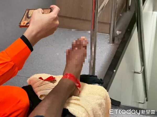 ▲印尼籍漁工在漁船上腳指斷裂,巡防艇協助接駁將其送醫。(圖/記者陳洋翻攝,下同)