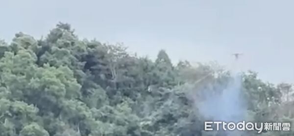 ▲▼林業保育署首度運用無人機空中即時定位,並搭載遠端遙控電子引信、可12連發之模組化高爆音沖天炮發射架,以聲光系統震撼驅離。(圖/花蓮分署提供,下同)