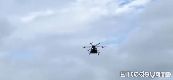 ▲▼林業保育署首度運用無人機空中即時定位,並搭載遠端遙控電子引信、可12連發之模組化高爆音沖天炮發射架,以聲光系統震撼驅離。(圖/花蓮分署提供,下同)