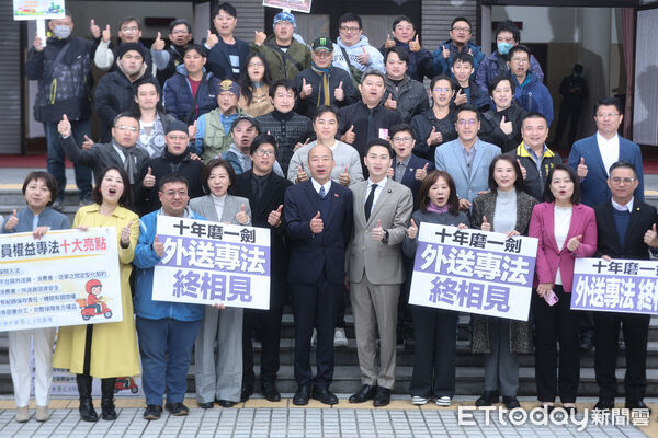▲「外送平台管理暨從業人員權益保障法草案」三讀,立法院長韓國瑜與外送員合照。(圖/記者林敬旻攝)