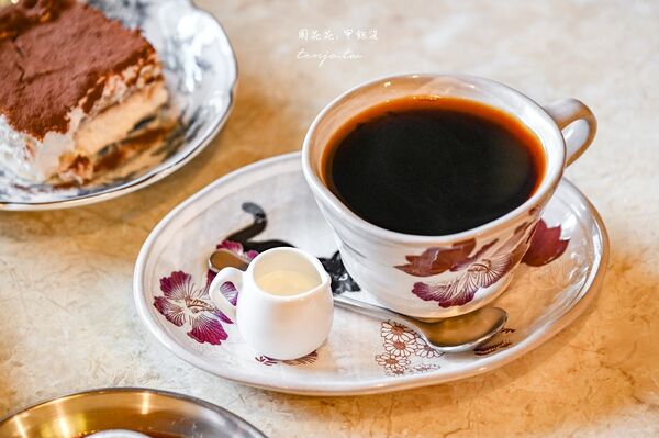 ▲▼文山木柵老派日式昭和風咖啡店「咖啡喫茶枝音」,布丁提拉米蘇都很好吃。(圖/部落客周花花提供)