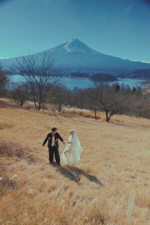 ▲陳漢典與Lulu在富士山周圍留下愛的足跡。(圖/天地合提供)