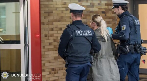 ▲▼陸男德國車站被打 反擊導致對方鎖骨骨折、頭破血流。(圖/翻攝微博)