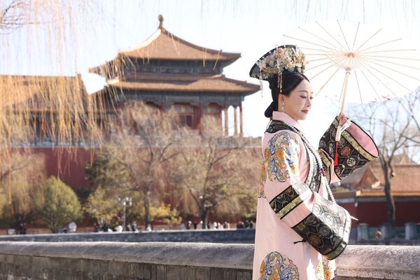 路永佳扮皇后,相當貴氣。(翻攝路永佳臉書)