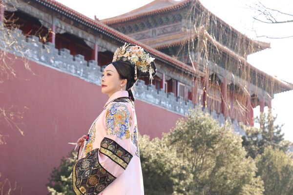 路永佳從小被叫「格格」,如今扮成「皇后」,有感而發。(翻攝路永佳臉書)