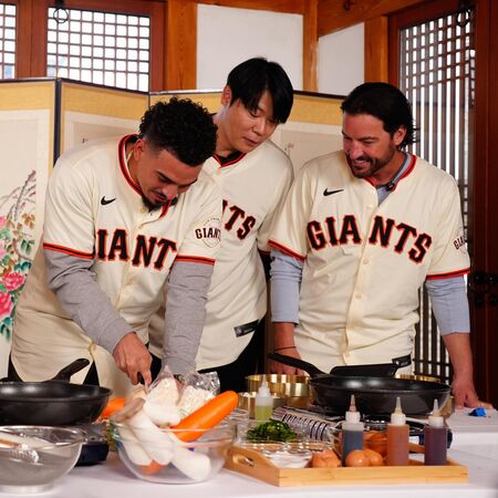 ▲李政厚帶舊金山巨人隊友遊韓,崔鉉碩同框。(圖/舊金山巨人官方IG)