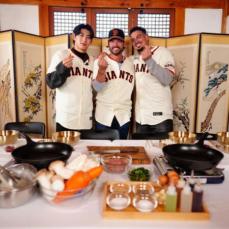 ▲李政厚帶舊金山巨人隊友遊韓,崔鉉碩同框。(圖/舊金山巨人官方IG)