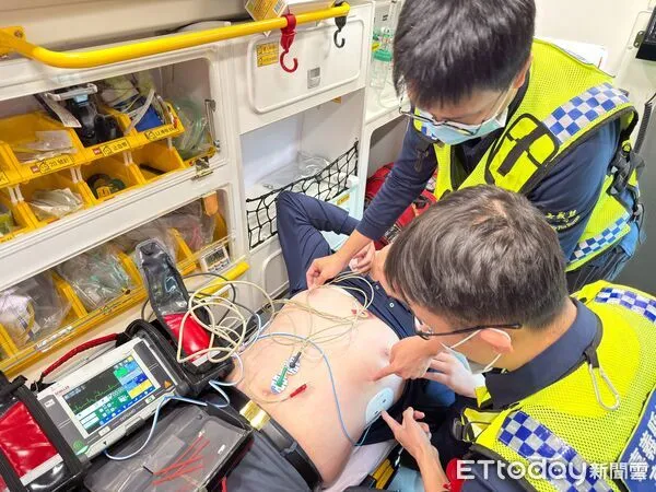 ▲▼嘉義縣首例到院前執行經皮體外心臟節律 消防高級救護成功搶救昏迷病患。(圖/記者翁伊森翻攝)
